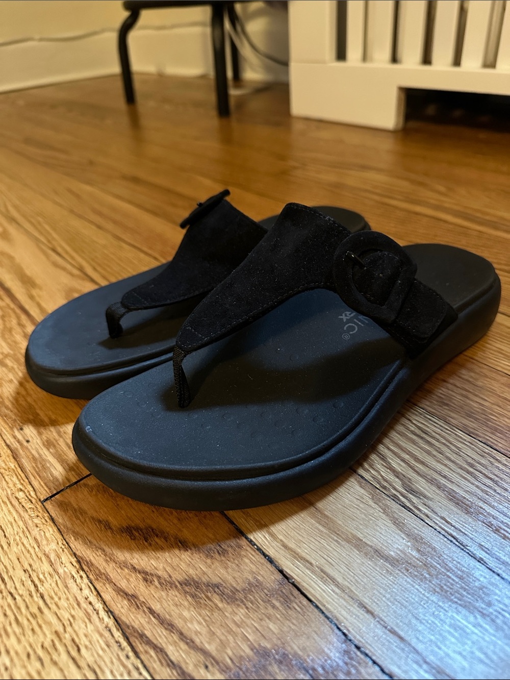 Vionic Black Women's Toe-Post Sandals with Decorative Buckle